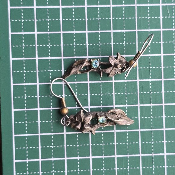 Vintage daffodil earrings with inset stone. - Picture 5 of 5